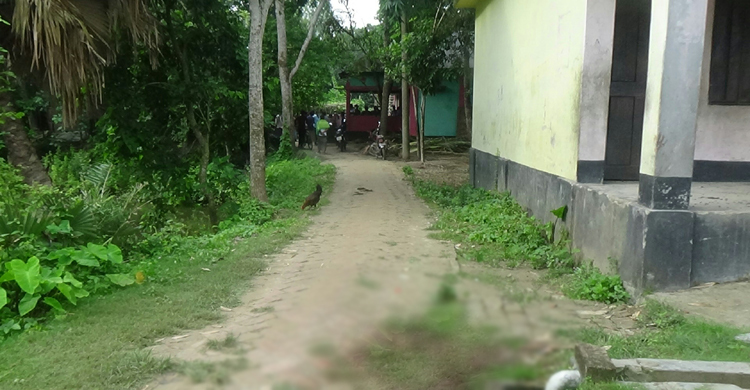 বিদ্যালয়ের মাঠে যুবককে গলা কেটে হত্যা