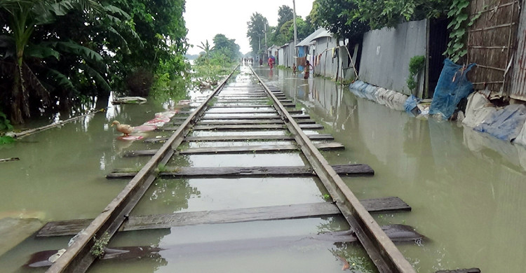 রাজবাড়ীর রেললাইনের ওপর বন্যার পানি
