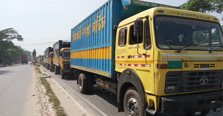 দৌলতদিয়ায় নদী পারের অপেক্ষায় ৫ শতাধিক ট্রাক
