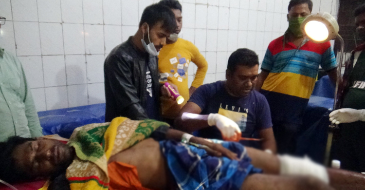 বালুর ট্রাক চলাচল নিয়ে দ্বন্দ্বে চালকের আঙুল কেটে নিল দুর্বৃত্তরা