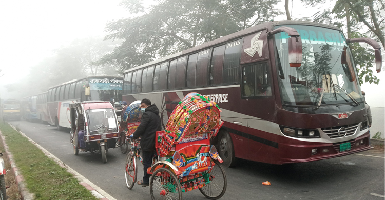 দৌলতদিয়া-পাটুরিয়ায় পারের অপেক্ষায় শত শত যান