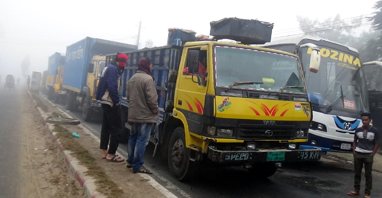 ফেরি বন্ধ, দৌলতদিয়ার ৬ কিলোমিটার জুড়ে গাড়ির সারি