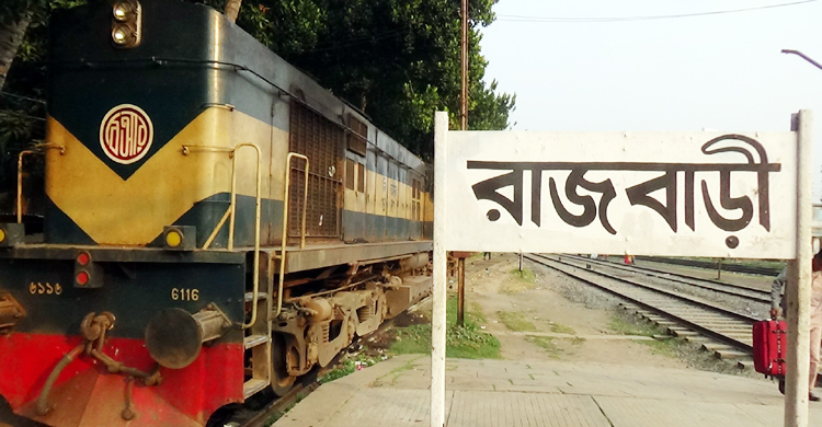 ট্রেনে কাটা পড়ে পা হারালেন কলা ব্যবসায়ী