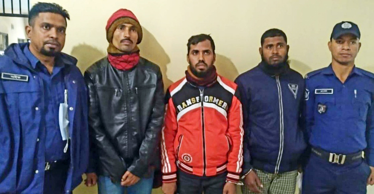 দৌলতদিয়ায় ট্রাকে চাঁদাবাজির সময় ৩ যুবক গ্রেফতার