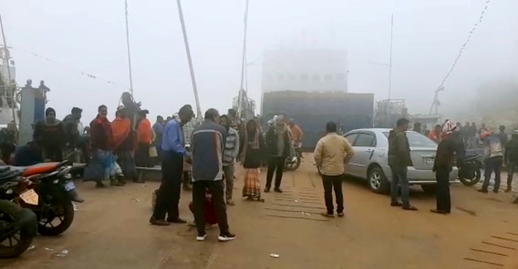 ঘন কুয়াশায় দৌলতদিয়া-পাটুরিয়া নৌরুটে ফেরি চলাচল বন্ধ