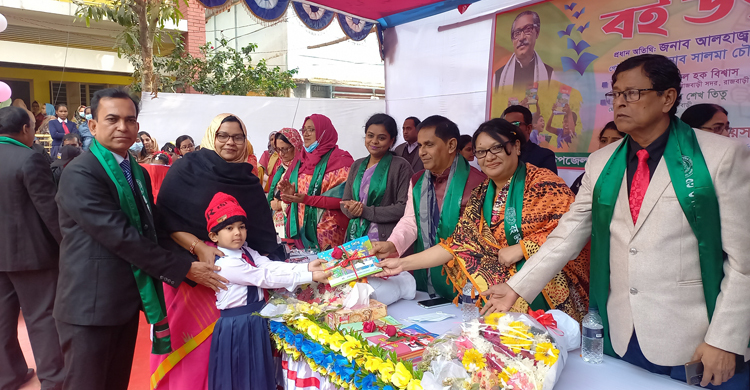 নতুন বই পেলো রাজবাড়ীর ৩ লাখ ৩৬ হাজার শিক্ষার্থী