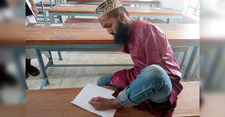 পা দিয়ে লিখে আলিম পরীক্ষায় ৪.৫৭ পেলেন কালুখালীর হাবিব