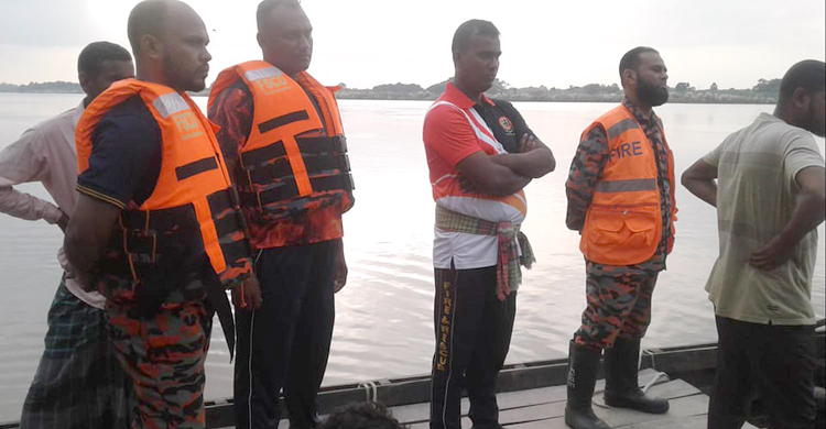 গলায় কলসি বেঁধে গড়াই নদীতে ঝাঁপ দিলেন গৃহবধূ