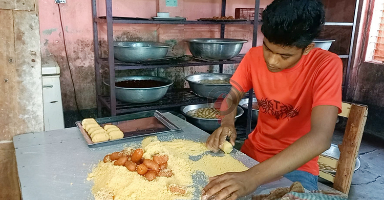 রাজবাড়ীর ক্ষীর চমচমের খ্যাতি রয়েছে বিদেশেও