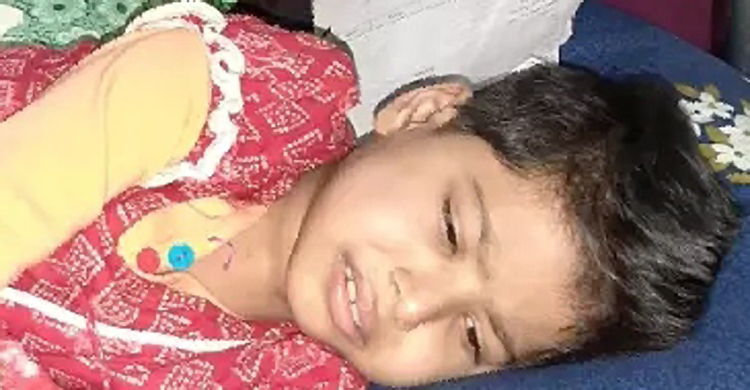 মেয়েকে বাঁচাতে কাঠমিস্ত্রি বাবার আকুতি