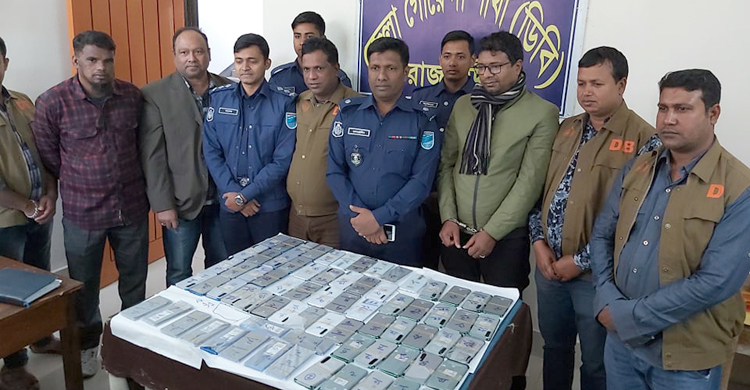 দৌলতদিয়ায় ৭২টি মোবাইলসহ এক ব্যক্তি আটক