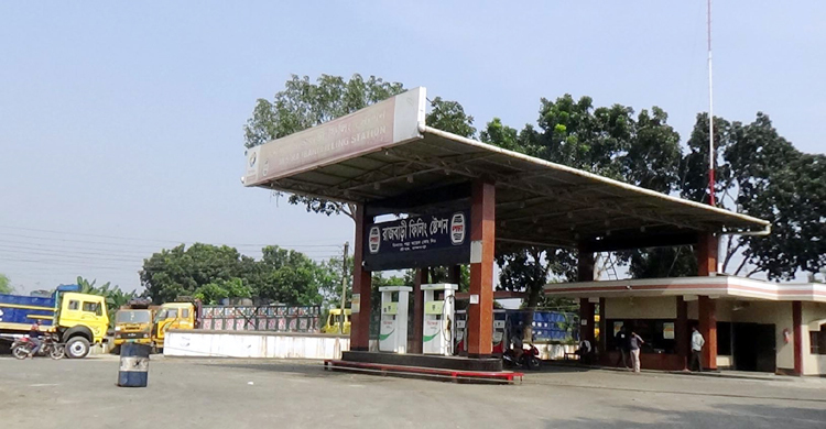 পাম্পে এসে খালি হাতে ফিরে যাচ্ছেন চালকরা