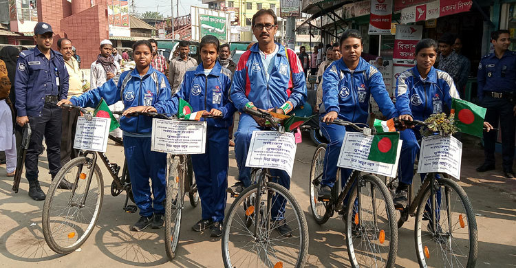 মুক্তিযোদ্ধাদের সম্মান জানাতে ভারত থেকে বাংলাদেশে তারা