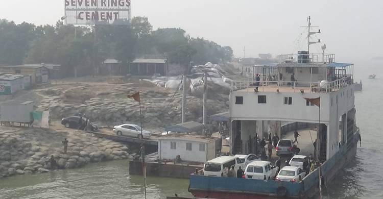 ফাল্গুনের কুয়াশায় দৌলতদিয়া-পাটুরিয়ায় ফেরি চলাচল বন্ধ