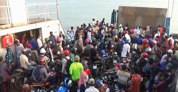 ফেরিতে গাদাগাদি করে কর্মস্থলে ফিরছে শত শত মানুষ