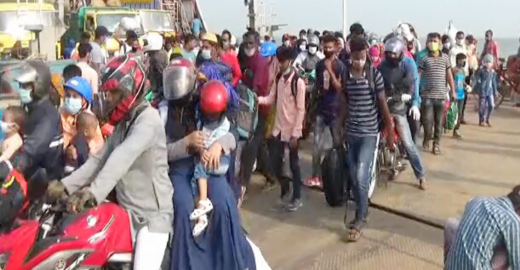 ঈদে বাড়ি ফিরছে মানুষ, দৌলতদিয়ায় ঘরমুখো যাত্রীদের চাপ