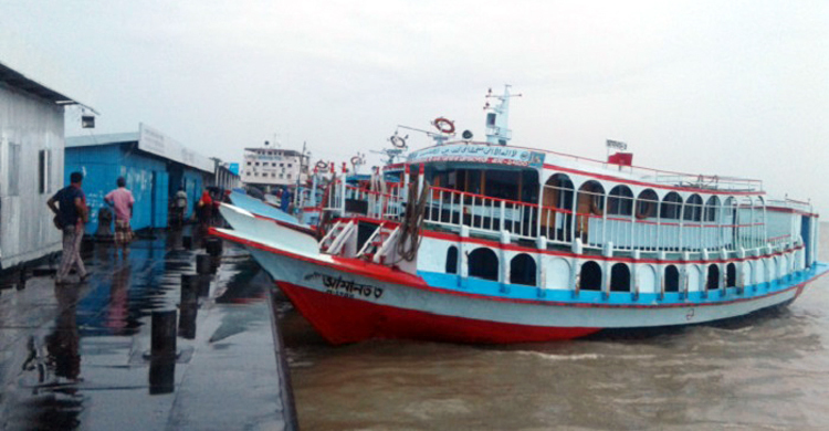 বৈরী আবহাওয়ায় দৌলতদিয়া-পাটুরিয়ায় লঞ্চ চলাচল বন্ধ