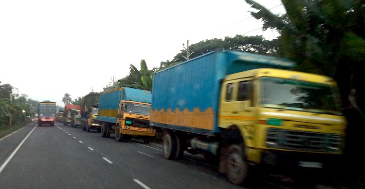 দৌলতদিয়ায় নদী পারের অপেক্ষায় সিরিয়ালে ৫ শতাধিক ট্রাক