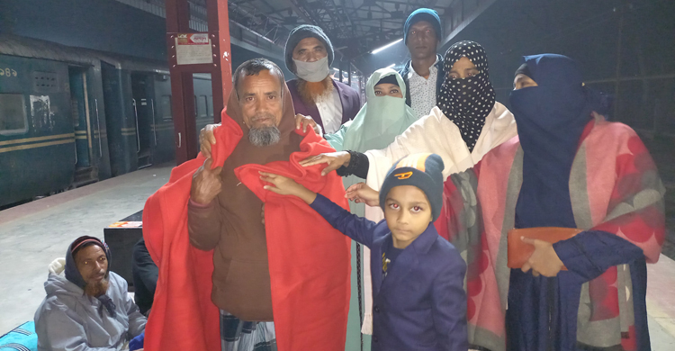 শীতার্তদের পাশে রাজবাড়ীর আকবর খান ফাউন্ডেশন