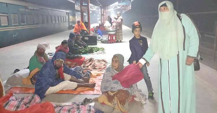 শীতার্তদের পাশে রাজবাড়ীর আকবর খান ফাউন্ডেশন