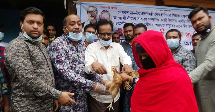 মুর‌গিসহ ঈদ সামগ্রী দিলেন ছাত্রলীগ নেতা