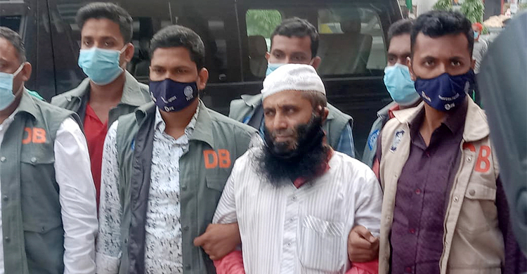 হেফাজত নেতা ফয়েজীর ৩ নারীর সঙ্গে ঘনিষ্ঠ যোগাযোগ ছিল : পুলিশ