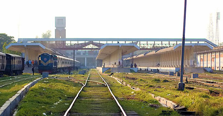 কাফনের কাপড়-গোলাপজল নিয়ে রেললাইনে তরুণী