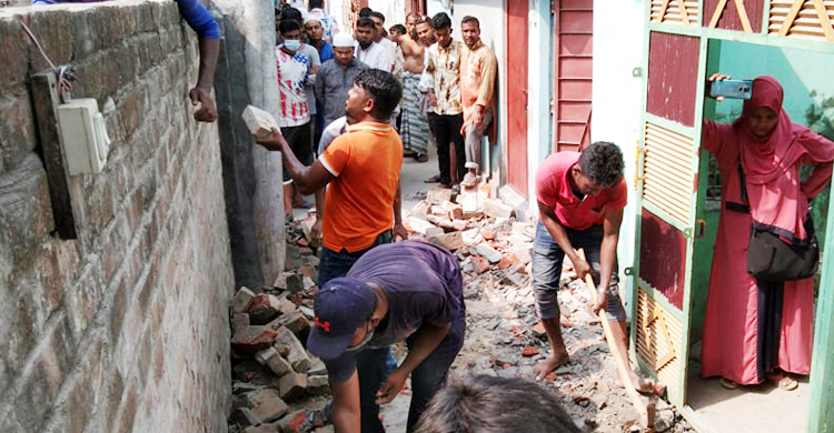 রাসিক মেয়রের নির্দেশে ভাঙা হলো সেই প্রাচীর