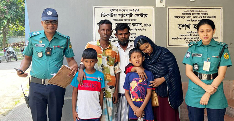 ট্রেনে চড়ে রাজশাহীতে দুই শিশু, মায়ের কোলে ফিরিয়ে দিল পুলিশ