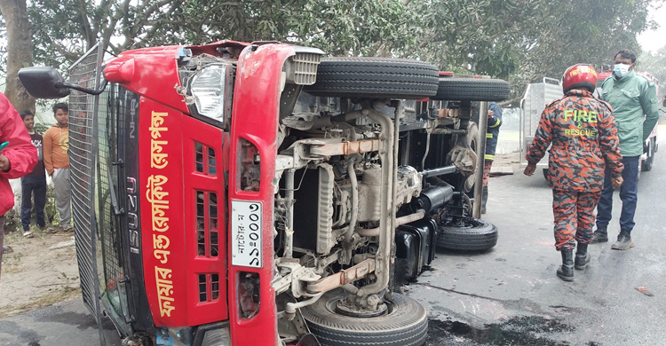 মোটরসাইকেল চালককে বাঁচাতে গিয়ে উল্টে গেল ফায়ার সার্ভিসের গাড়ি