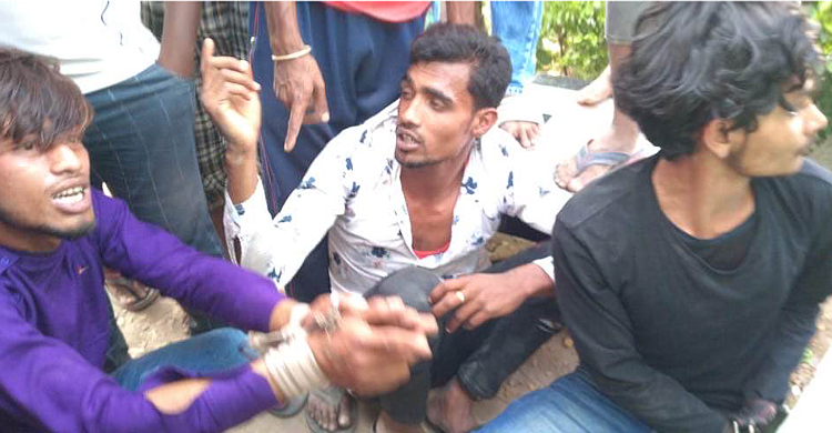 পদ্মায় ঘুরতে গিয়ে ছুরিকাঘাতে আহত যুবক