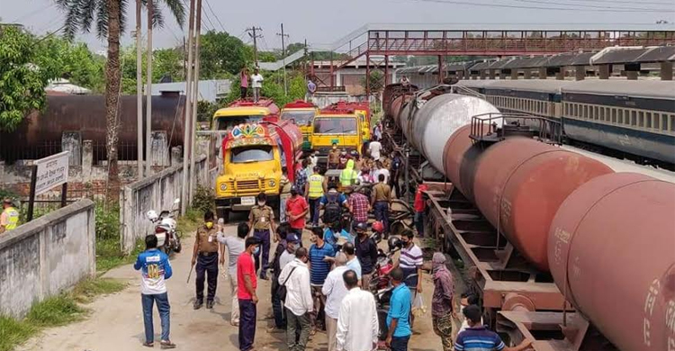 রেলের তেল চুরির সময় হাতেনাতে ধরা, কর্মকর্তা বরখাস্ত