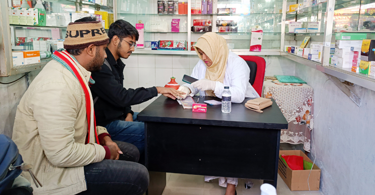 এক টাকায় রোগী দেখছেন ডা. সুমাইয়া