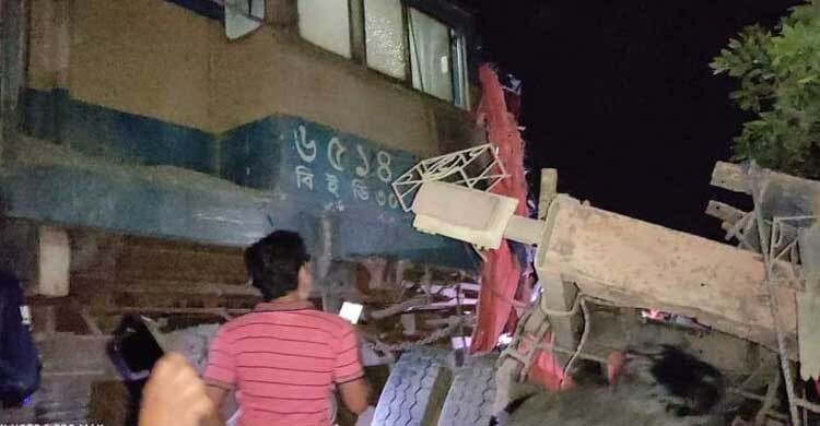 রাজশাহীতে ট্রেনের ধাক্কায় দুমড়ে-মুচড়ে গেল পাথরবোঝাই ট্রাক