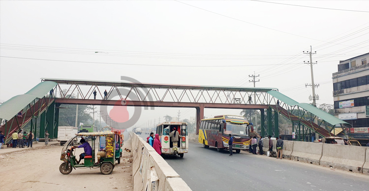 রেলিং না দিয়েই খুলে দেওয়া হলো ওভার ব্রিজ