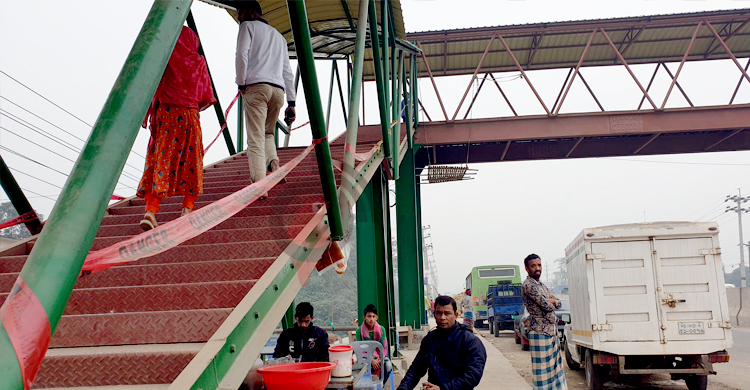 রেলিং না দিয়েই খুলে দেওয়া হলো ওভার ব্রিজ