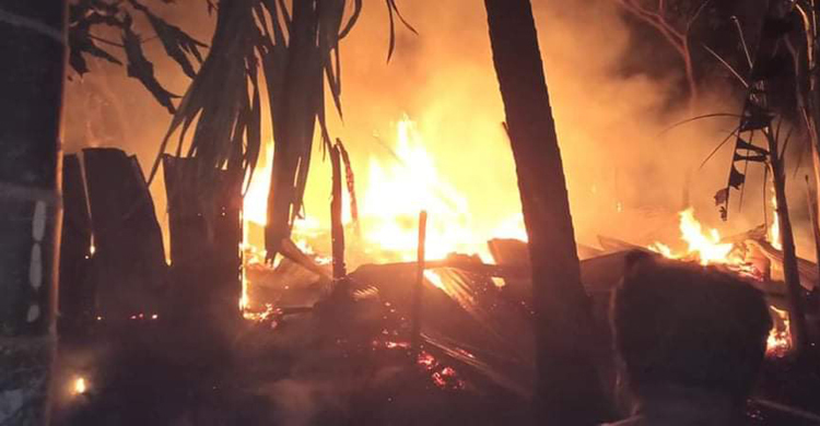রামুতে আগুনে ৩ বসতঘর পুড়ে ছাই