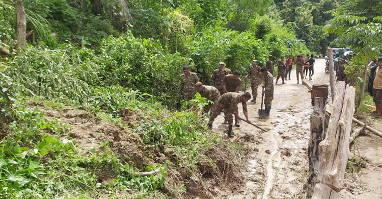 সাজেকে পাহাড়ধসে যান চলাচল বন্ধ, আটকা ৫ হাজার পর্যটক
