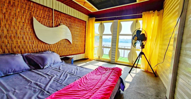 কাপ্তাই হ্রদে লাক্সারি হাউসবোট ‘দ্যা রয়েল অ্যাডভেঞ্চার’