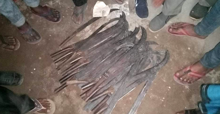 ঠাকুরগাঁওয়ে ৪০টি রামদা উদ্ধার, জনমনে আতংক