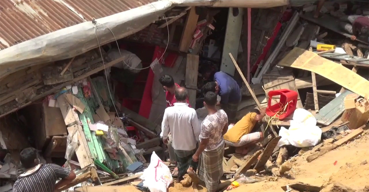 কাপ্তাই হ্রদের তীরে ভেঙে পড়লো ৫ দোকান