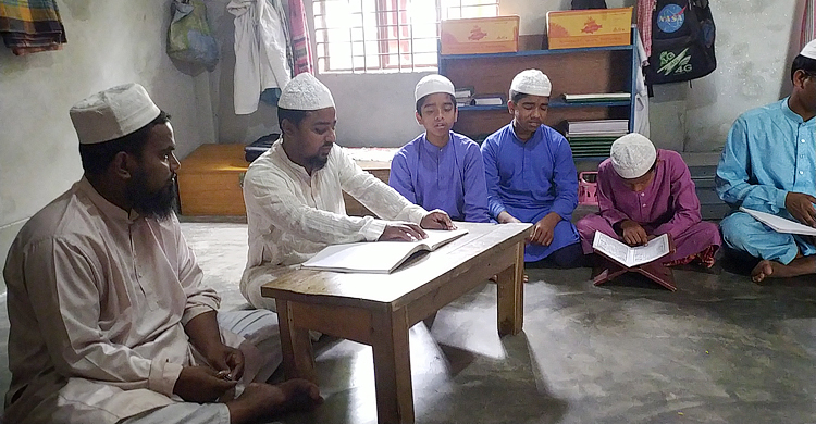 দৃষ্টিহীন শিক্ষার্থীদের কোরআন শেখাচ্ছেন দৃষ্টিহীন শিক্ষক
