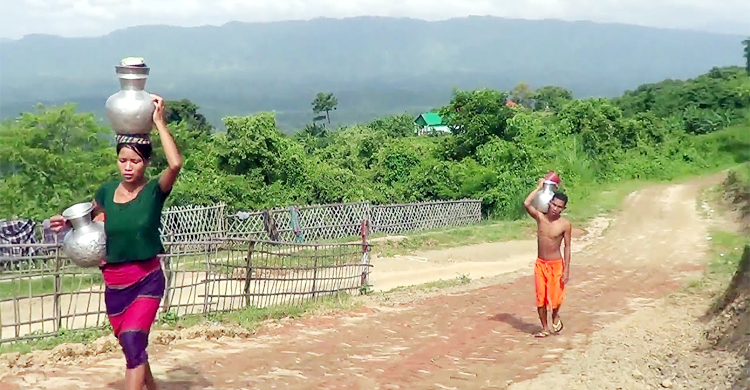 পানির জন্য ধুকছে পাহাড়ের মানুষ