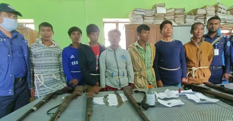 বিলাইছড়িতে যৌথ বাহিনীর অভিযানে অস্ত্রসহ আটক ৭