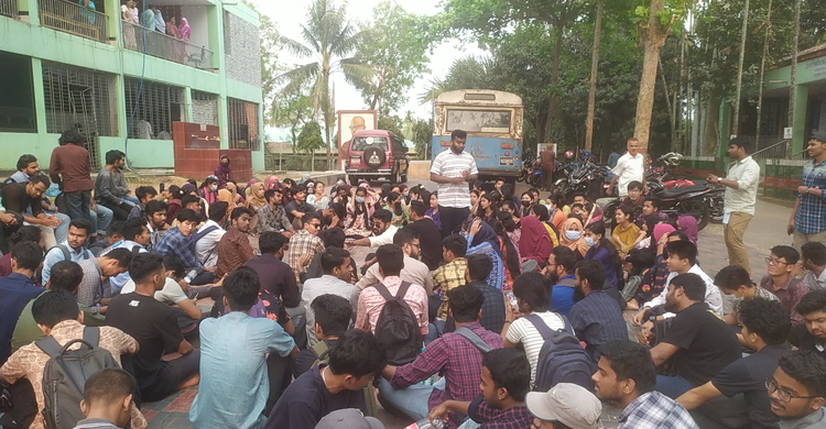 উপাচার্যের সঙ্গে দুর্ব্যবহার, প্রধান শিক্ষককে অপসারণের দাবি