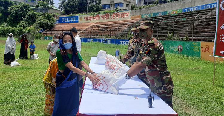 রাঙ্গামাটিতে সেনাবাহিনীর খাদ্যসামগ্রী বিতরণ