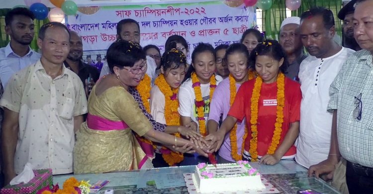 নিজ বিদ্যালয়ে সংবর্ধিত হলেন রাঙ্গামাটির ৫ ফুটবল কন্যা