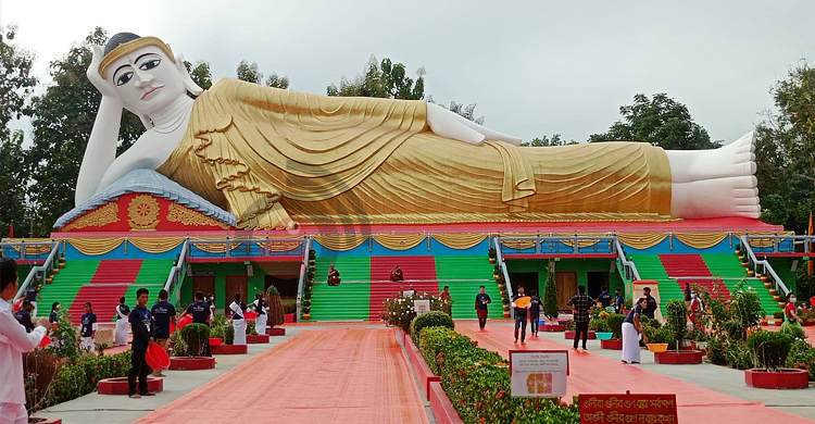 দেশের সবচেয়ে বড় বুদ্ধমূর্তিতে প্রার্থনা শুরু, পুণ্যার্থীদের ভিড়