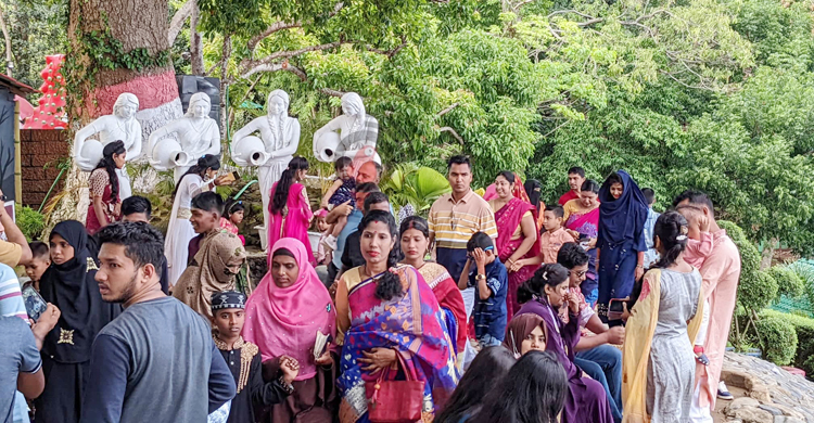 পর্যটকে মুখর রাঙ্গামাটি