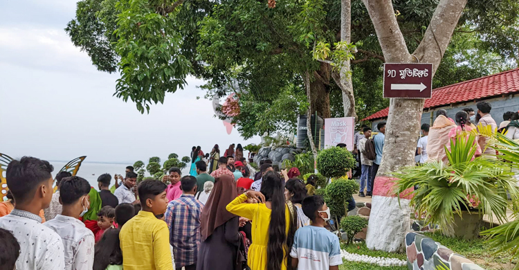 পর্যটকে মুখর রাঙ্গামাটি